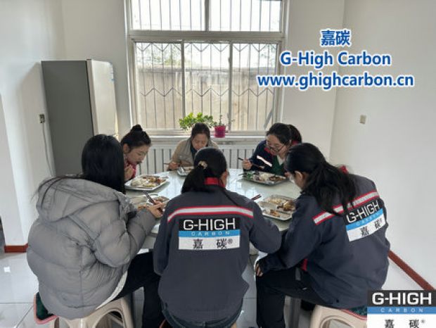 深秋暖陽下，鐵鍋燉傳遞溫情與力量